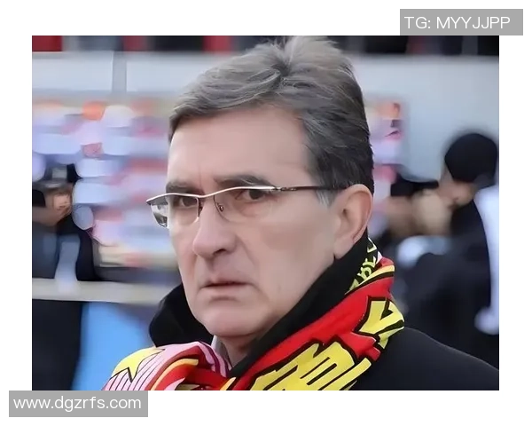 足球球星经典衬衫收藏展示引领球迷时尚潮流